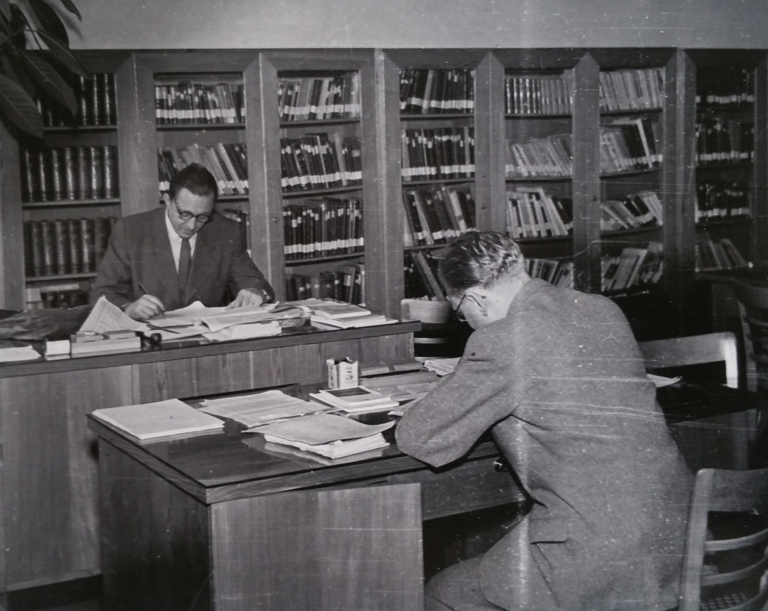 Prof. Čepelák a prof. Vacek na KHI v roce 1955
