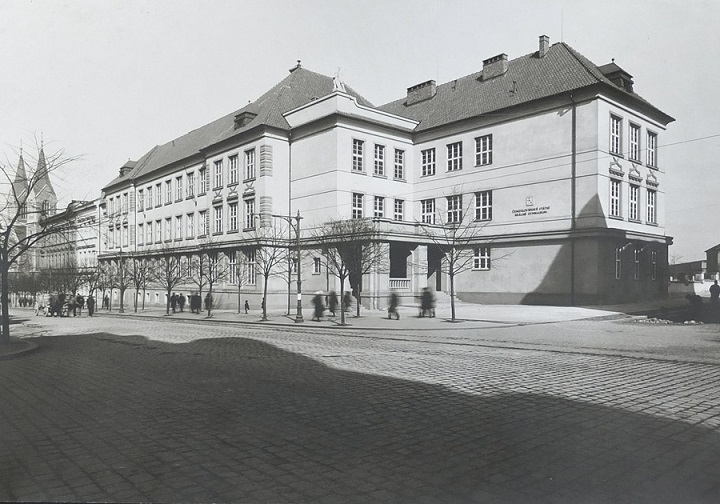 Nová budova pro fakultu - bývalé reálné gymnázium na Klatovské třídě